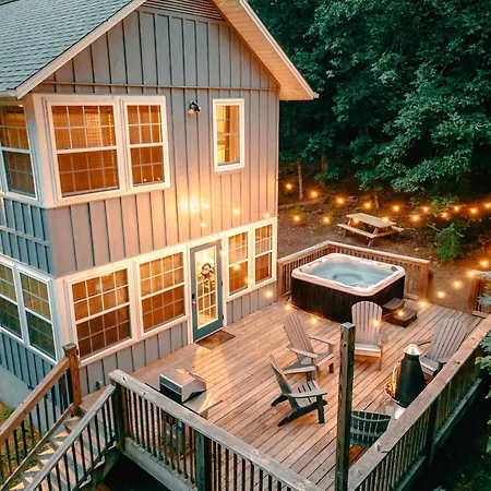 Hygge Blue Chalet - Close To All Attractions - Xl Hot Tub